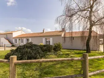 Cottage in Saint Hilaire de Chaléons,Gîte rénové près de la mer avec jardin clos, cheminée, Wifi et équipements bébé inclus. FR-1-306-879 N°834917