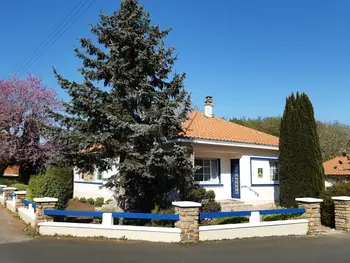 Cottage in Machecoul,Maison familiale rénovée, 15 km de la mer, jardin clos avec terrasse et ping-pong, centre bourg FR-1-306-894 N°834926