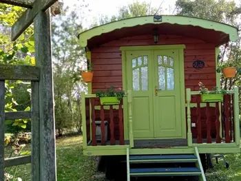 Gite à Chantenay Villedieu,Roulotte bucolique en bois avec terrasse, Vallée de la Sarthe FR-1-410-188 N°835066