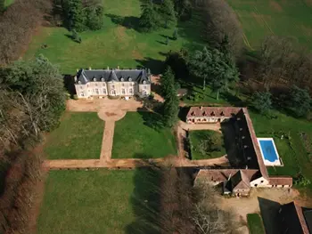 Casa rural en Le Tronchet,Gîte authentique avec piscine chauffée, parc et chevaux, au cœur d'un château historique FR-1-410-189 N°835067