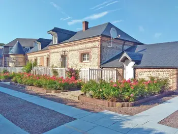 Cottage in Veules les Roses,Maison rénovée 3 chambres à 200m de la mer, avec jardin, terrasse et parking privatif FR-1-441-319 N°888091