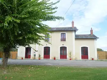 Agriturismo a Mers sur Indre,Gîte 13 pers. dans une ancienne gare avec piscine, jardin clos, terrasse et équipements PMR FR-1-591-166 N°838725