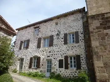 Gite in Arlempdes,Ancien presbytère avec 3 chambres au pied d'une forteresse médiévale FR-1-582-113 N°838874