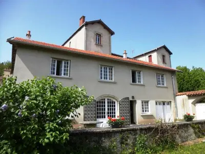 Gite à Allègre,Maison calme avec grand terrain, proche commodités et sites médiévaux FR-1-582-133 N°838882