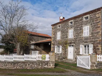 Gite à Mazeyrat d'Allier,Maison familiale calme avec terrasse et circuits de randonnée FR-1-582-200 N°838905