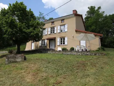 Gite à Mazerat Aurouze,Maison de campagne avec grande terrasse, près de Lavaudieu et accessible PMR FR-1-582-217 N°838912