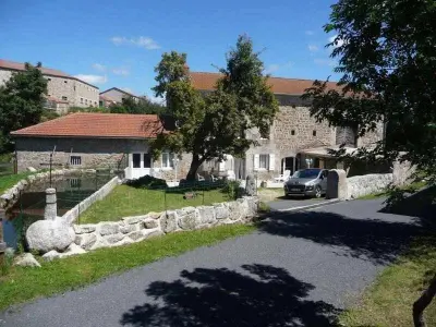 Gite à Esplantas Vazeilles Esplantas,Maison de charme restaurée au bord d'un ruisseau avec terrasse, proche activités de plein air et confort moderne FR-1-582-225 N°838916