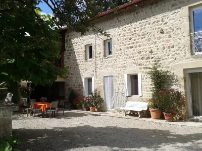 Gite à Saint Georges Lagricol,Gîte de charme en Auvergne, cour fermée, jardins privés, BBQ, babyfoot, proche St Jacques de Compostelle FR-1-582-232 N°838918