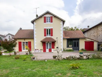 Agriturismo a Saint Front la Rivière,Maison rénovée avec grand jardin clos, 3 terrasses et équipements modernes près de Brantôme. FR-1-616-177 N°839521