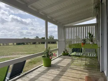 Cottage in Pierrefitte sur Loire,Chalet au bord de l'eau avec terrasse, pêche, baignade surveillée, buvette et activités extérieures FR-1-489-360 N°842511