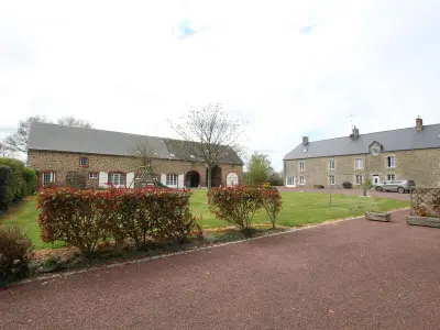 Gite à Feugères,Maison familiale avec piscine intérieure chauffée, espace jeux, et terrasse dans corps de ferme rénové FR-1-362-921 N°842985