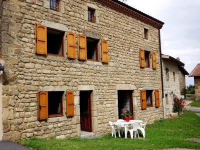 Gite à Saint Nizier de Fornas,Maison de charme avec poêle à bois, 3 chambres, salle de jeux, jardin clos et équipements modernes. FR-1-496-259 N°845670