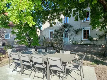 Cottage in Neulise,Gîte familial avec sauna, jacuzzi, jardin clos et équipements complets à Neulise FR-1-496-260 N°847337