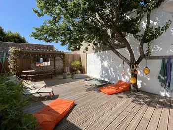 House in La Couarde sur Mer,Maison Rénovée avec Jacuzzi et Cuisine d'Été au Centre du Village FR-1-434-97 N°851736