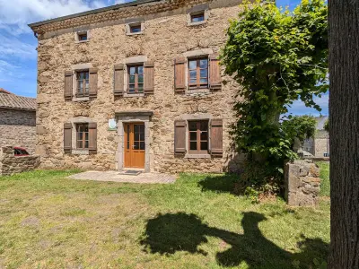 Gite à Pinols,Gîte en pierres avec cour et 3 chambres, au cœur d'un village proche de Langeac FR-1-582-233 N°853597