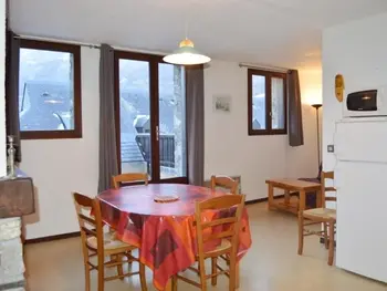 Appartement in Esquièze Sère,Duplex T4 7 pers avec terrasse et parking à Esquièze-Sère FR-1-402-73 N°898872