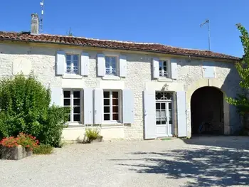 Cottage in Bréville,Maison charentaise rénovée avec jardin, jeux pour enfants, visites et festival, proche vignes FR-1-653-104 N°855026