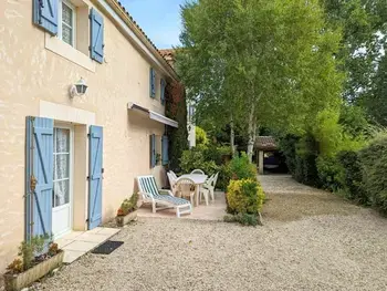 Gîte in Saint Genis d'Hiersac,Maison familiale avec jardin clos, accès rivière et Wi-Fi, proche verdure et activités en Charente FR-1-653-117 N°855037