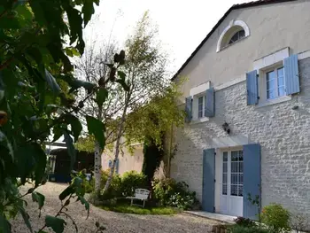 Casa rural en Saint Genis d'Hiersac,Gîte au bord de la Charente avec jardin privatif, wifi fibre, vélos et équipements familiaux FR-1-653-162 N°855075