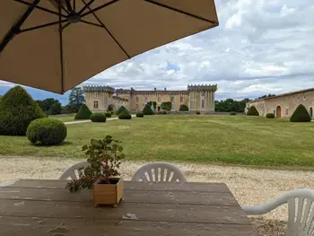 Cottage in Cherves Richemont,Gîte charmant au cœur d'un château historique avec parc, proche de Cognac, idéal famille et nature FR-1-653-167 N°855080