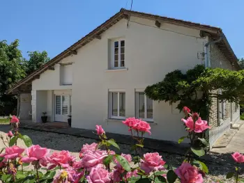 Casa rural en Montboyer,Maison en pierres rénovée avec jardin, terrasse, 3 chambres, proche village, nature paisible, équipements complets FR-1-653-187 N°855100