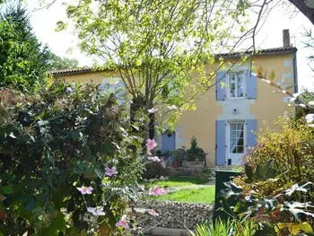 Casa rural en Saint Genis d'Hiersac,Gîte familial avec jardin au bord de l'eau, terrasses, vélo, jeux, proche Charente, WiFi inclus FR-1-653-189 N°855102