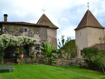 Cottage in Beaulieu sur Sonnette,Prieuré du XVème restauré, jardin clos de 2000 m², piscine, cheminée, WiFi fibre, proche église FR-1-653-219 N°855128