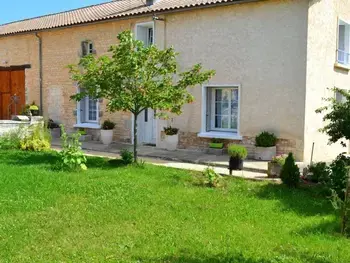 Casa rural en Val de Bonnieure,Gîte rénové 19ème siècle, 3 chambres, jardin privé, cheminée, internet, jeux, vélos adultes, parking FR-1-653-26 N°855133