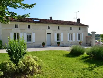 Cottage in Lignières Ambleville Lignières Sonneville,Gîte viticole avec jardin clos, terrasse, jeux et visites de distillerie en Charente FR-1-653-30 N°855135