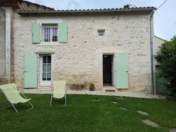 Cottage in Bunzac,Maison de Charme avec Jardin, Proche La Rochefoucauld, Wifi, Ping-Pong, et Equipement Bébé FR-1-653-35 N°855140