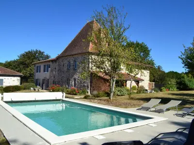 Gite à Esse,Gîte spacieux avec piscine privative, grand jardin et équipements bébé en Charente Limousine FR-1-653-67 N°855167