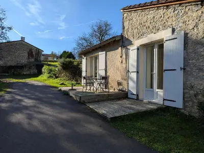 Gite à Torsac,Gîte lumineux avec terrasse, jardin et Wi-Fi proche d'Angoulême, animaux acceptés FR-1-653-82 N°855180