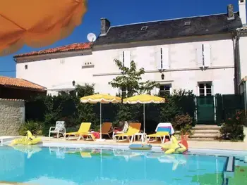 Gite à Saint Cybardeaux,Maison de charme avec piscine chauffée et jardin privé, idéale pour familles FR-1-653-85 N°855183