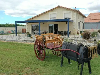 Gite à Salles de Barbezieux,Gîte Charentais avec piscine, terrasse, et pêche - confort moderne et charme rural FR-1-653-87 N°855184