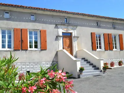 Gite à Champagne Vigny,Charentaise rénovée avec jardin, à 20 min d'Angoulême FR-1-653-90 N°855187