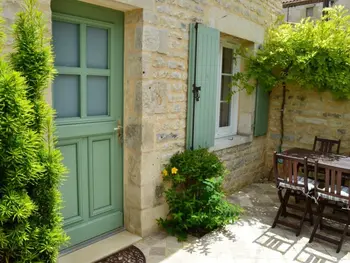 Casa rural en Coulonges,Charmante maison en pierre avec cour privée, équipements bébé, vélos, proche de la Charente FR-1-653-91 N°855188