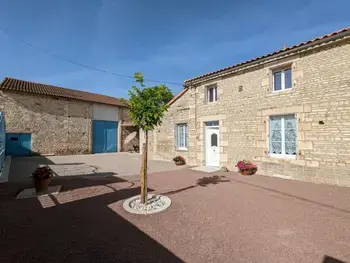 Casa rural en Puyréaux,Maison lumineuse avec cour privative, proche sites culturels, tout confort, équipé bébé, wifi inclus FR-1-653-98 N°855192