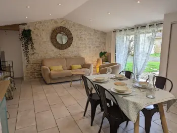 Casa rural en Aunac sur Charente,Maison charentaise avec piscine chauffée, jardin privé et proche commerces, idéale pour couples FR-1-653-228 N°859559