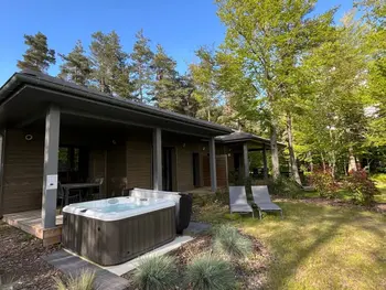 Cottage in Le Chambon sur Lignon,Lodge familial avec jacuzzi privatif, accès piscine et nombreuses activités au bord du golf FR-1-582-367 N°862527