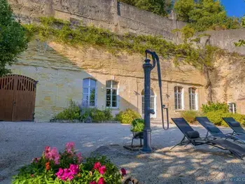 Cottage in Vouvray,Maison troglodyte élégante avec spa, salle de jeux et jardin clos à Vouvray FR-1-381-87 N°862972