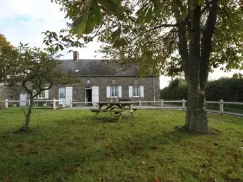 Cottage in La Haye du Puits,Maison en pierre avec jardin, proche plages, cheminée, 3 chambres, animaux acceptés FR-1-362-94 N°863244