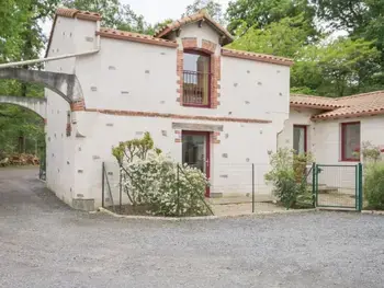 Agriturismo a Vertou,Gîte familial en forêt avec jardin clos, à 15 km de Nantes, équipements complets pour un séjour idéal FR-1-306-807 N°864947