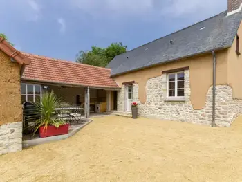 Gite in Saint Pellerin (Manche),Maison Normande Restaurée avec Jardin Privé, Terrasse et Équipements Modernes à Carentan-les-Marais FR-1-362-500 N°945300