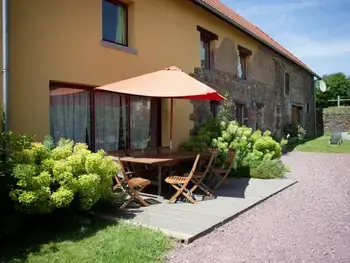 Cottage in Savigny (Manche),Gîte spacieux avec piscine couverte, spa, visite de ferme et cadre paisible à Savigny FR-1-362-81 N°945303