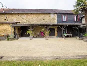 Gite in Sarlat la Canéda,Charmante maison avec jardin, cour ombragée et équipements modernes, à 3 km de Sarlat. FR-1-616-309 N°945525