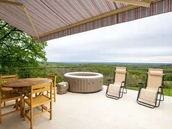 Gîte in Nailhac,Maison rénovée avec terrasse, jacuzzi et vue sur la verdure FR-1-616-318 N°945534