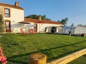 Gîte in Challans,Gîte rénové avec piscine chauffée et jardin clos, à proximité des plages et de la campagne bio. FR-1-426-531 N°947604