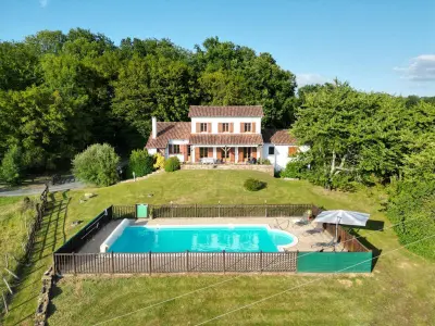 Gite à Lanouaille, Maison spacieuse avec piscine privée, wifi et parking à Lanouaille FR-1-616-335 N°960921 - Photo 0