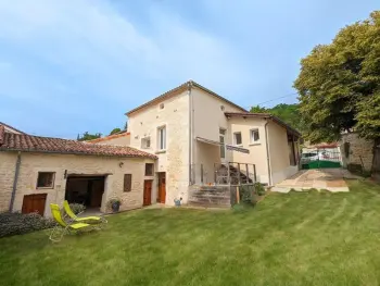 Cottage in Touvre,Maison cosy avec jardin privé, proche d’Angoulême, idéale pour 4 pers., équipements bébé, Wi-Fi FR-1-653-242 N°962668