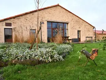 Casa rural en Cheffois,Gîte rénové avec piscine intérieure, accessible PMR, en plein cœur du Bocage Vendéen. FR-1-426-536 N°964289